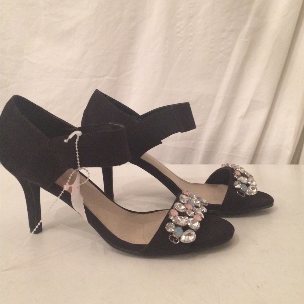 Metaphor black sandals with stones size 6.5
